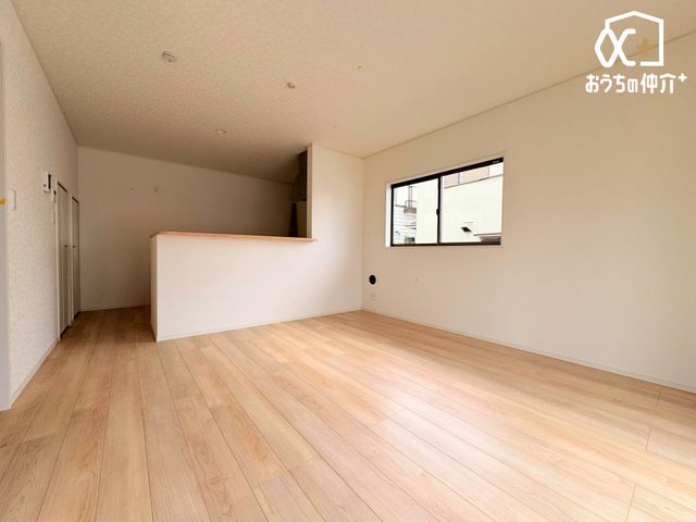 rO `Living`͋CLDKB̂т肭낮\t@AHyރ_CjOZbguĂ͂܂B