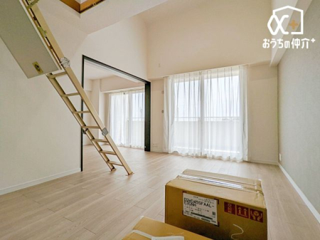 rO `Living`݂̂i`eCXgLDKB̂т肭낮\t@AHyރ_CjOZbguĂ͂܂B