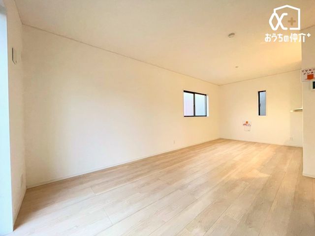 rO `Living`͋CLDKB̂т肭낮\t@AHyރ_CjOZbguĂ͂܂B