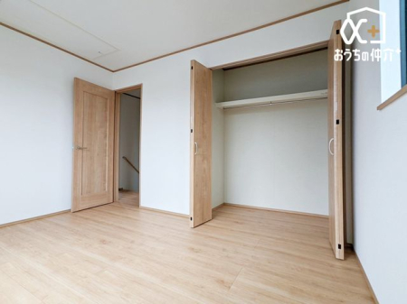 Q Qɂ߂6mIoRj[ɖʂ邢ŊJ܂B傫߂̃N[[bgƏ[tŁAƕЕt܂B