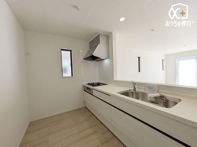 �L�b�`�� �`Kitchen�`�����g���L�b�`�������炱���A�H���̏������y�������ԂɁA�Z�������ł��X���[�Y�ɖ��ʂȂ���Ƃł���A���������ȒP�ɂł���ȂǁA�������y��������L�b�`���X�y�[�X�Ɏd�グ�܂����B