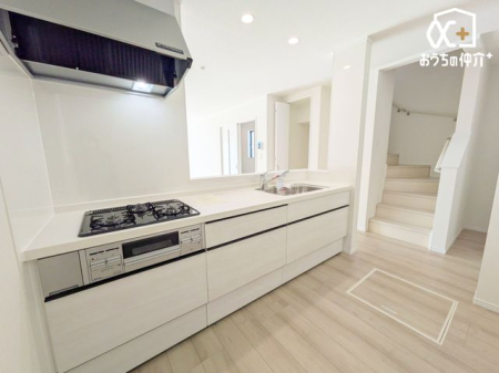 �L�b�`�� �`Kitchen�`�����g���L�b�`�������炱���A�H���̏������y�������ԂɁA�Z�������ł��X���[�Y�ɖ��ʂȂ���Ƃł���A���������ȒP�ɂł���ȂǁA�������y��������L�b�`���X�y�[�X�Ɏd�グ�܂����B