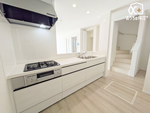 �L�b�`�� �`Kitchen�`�����g���L�b�`�������炱���A�H���̏������y�������ԂɁA�Z�������ł��X���[�Y�ɖ��ʂȂ���Ƃł���A���������ȒP�ɂł���ȂǁA�������y��������L�b�`���X�y�[�X�Ɏd�グ�܂����B