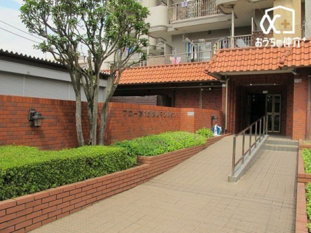 GgX ΂Ɉ͂܂ꂽGgXł