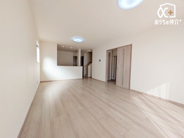 rO `Living`͋CLDKB̂т肭낮\t@AHyރ_CjOZbguĂ͂܂B