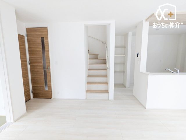 rO rOCKȋ͉ƑԂŊ킹@RƃR~jP[V܂܂B܂Aʂ̊KɂĂ݂̋Czɂ₩ɊȂ߂Ƃł郁bg܂B