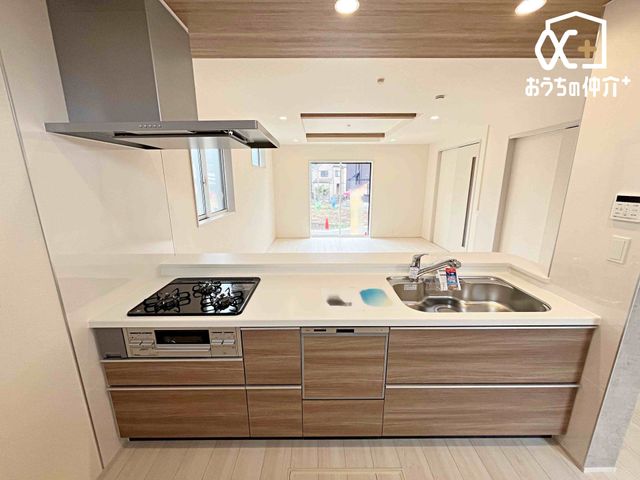 �L�b�`�� �Ƒ��Ɖ�b���y���߂�L�b�`���ł��B�������΂ɂ��邩��A��b�����R�Ƃ͂��݂܂��B�܂��A���r���O�̗l�q���킩��̂ň��S���č�ƂɏW���ł��܂��ˁB