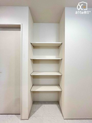 ���[ ���ʏ��ɂ��郊�l���ɂ̗l�q�B��܂�^�I���ȂǎG���ȏ��������[�ł��A�X�b�L���Ƃ�����Ԃ������܂��B