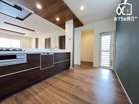 �L�b�`�� 3���R�����ƃO�����t���ł������̕����L����܂��B�@���������Y��ɂȂ邨�����ȒP�L�b�`���p�l�����������_�B�L�b�`���A�_�C�j���O����ʏ��ւ̓������Z���A�Ǝ��������A�b�v�I