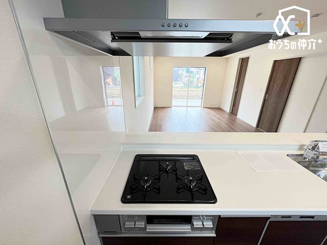 �L�b�`�� ������������O���R�����̗l�q�ł��B�u�߂�E�ύ��ޓ��̍�Ƃ������ɏo����R�����ł��B