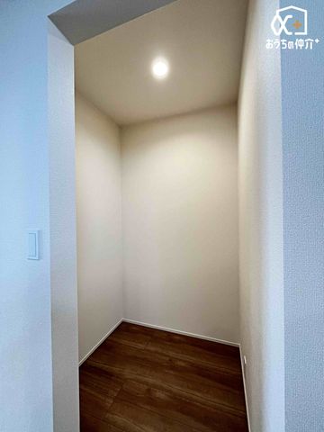 ���[ �L�b�`���ɂ���p���g���[�̗l�q�ł��B��������L�b�`�����������[�ł��܂��B