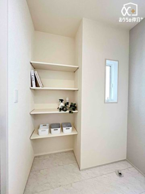 ���[ ���ʏ��ɂ��郊�l���ɂ̗l�q�B��܂�^�I���ȂǎG���ȏ��������[�ł��A�X�b�L���Ƃ�����Ԃ������܂��B