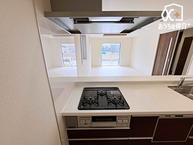 �L�b�`�� ������������O���R�����̗l�q�ł��B�u�߂�E�ύ��ޓ��̍�Ƃ������ɏo����R�����ł��B