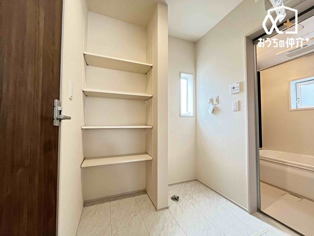 ���ʑ�E���ʏ� �������̂�����ʏ��́A�V���v���ł���Ȃ���@�\�I�ȃf�U�C���������B�L�߂̃X�y�[�X�Ǝ��[���[�����Ă���A�����̐g�x�x�₨����ꂪ�X���[�Y�ɍs���܂��B