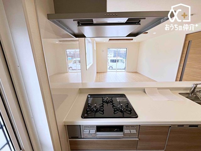 �L�b�`�� ������������O���R�����̗l�q�ł��B�u�߂�E�ύ��ޓ��̍�Ƃ������ɏo����R�����ł��B