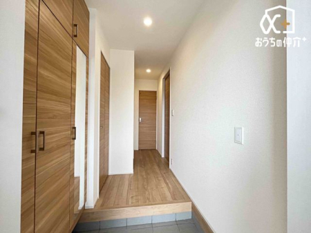 ���� �������������͋C�̌��ւ́A�Z�܂��̑���ۂ���i�ɉ��o�B�V���[�Y�{�b�N�X������A��Ԃ��L���������ۂĂ�X�}�[�g�Ȑ݌v�ł��B