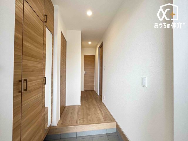 ���� �������������͋C�̌��ւ́A�Z�܂��̑���ۂ���i�ɉ��o�B�V���[�Y�{�b�N�X������A��Ԃ��L���������ۂĂ�X�}�[�g�Ȑ݌v�ł��B