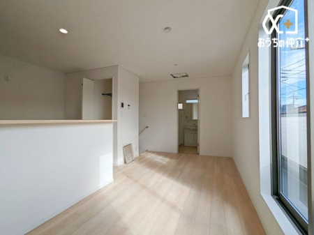 rO ƑRƏW܃rO̗lqłB Cɓ̃\t@[e[uuĂCɓ̋ԂɁB