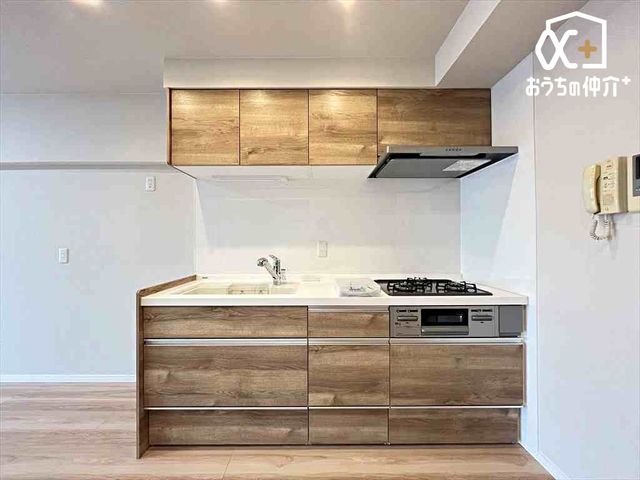 �L�b�`�� �݌˒I��������L�b�`���́A���[�͂�����X�b�L���Ƃ�����Ԃ��������܂��B��������H�ނ������悭���[�ł��邽�߁A�ƂĂ��g���₷���f�U�C���B�������y���ނ��߂̗��z�I�Ȋ��ł��B