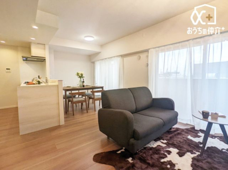 rO `Living`݂̂i`eCXgLDKB̂т肭낮\t@₨Hyރ_CjOZbguĂ͂܂B