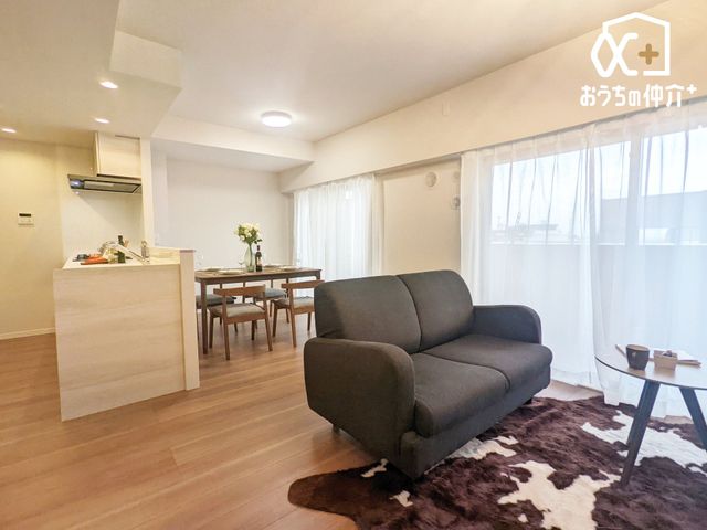 rO `Living`݂̂i`eCXgLDKB̂т肭낮\t@₨Hyރ_CjOZbguĂ͂܂B