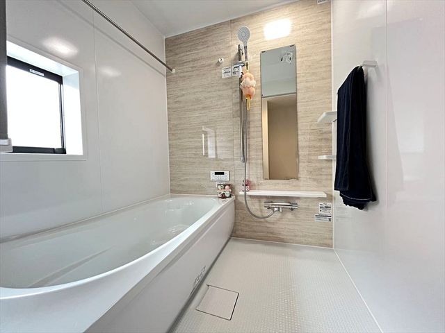  ̂ԂŃbNXoX^CBoX^uɂĊȂSƑ̂tbVB̔Ă鐴̂oX[B