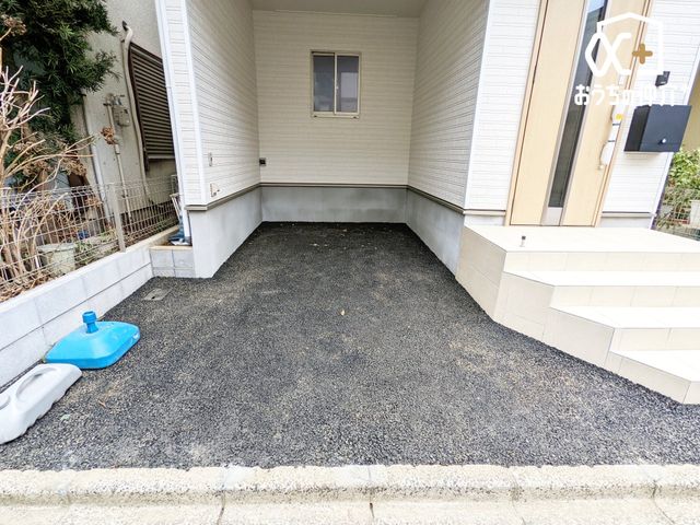  �J�[�X�y�[�X�̗l�q�B�Ԓʂ�̏��Ȃ��O�ʓ��H�ł��Ԃ̏o����������N���N�ł��B