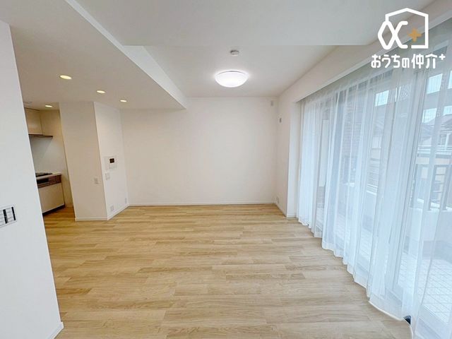 rO `Living`݂̂i`eCXgLDKB̂т肭낮\t@AHyރ_CjOZbguĂCɓ̋ԂɁB