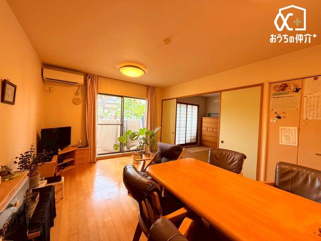 rO `Living`͋CLDKB̂т肭낮\t@AHyރ_CjOZbguĂ͂܂B