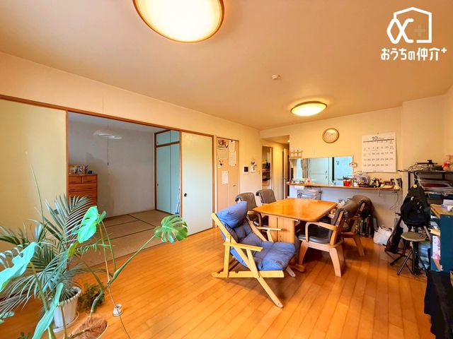 rO `Living`͋CLDKB̂т肭낮\t@AHyރ_CjOZbguĂ͂܂B