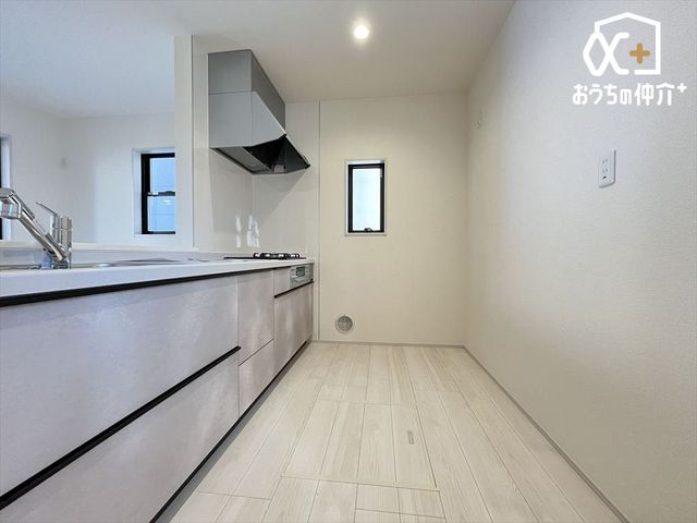 �L�b�`�� �Ƒ��Ɖ�b���y���߂�L�b�`���ł��B�������΂ɂ��邩��A��b�����R�Ƃ͂��݂܂��B�܂��A���r���O�̗l�q���킩��̂ň��S���č�ƂɏW���ł��܂��ˁB