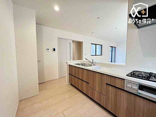 �L�b�`�� �����g���L�b�`�������炱���A�H���̏������y�������ԂɁA�Z�������ł��X���[�Y�ɖ��ʂȂ���Ƃł���A���������ȒP�ɂł���ȂǁA�������y��������L�b�`���X�y�[�X�ł��B