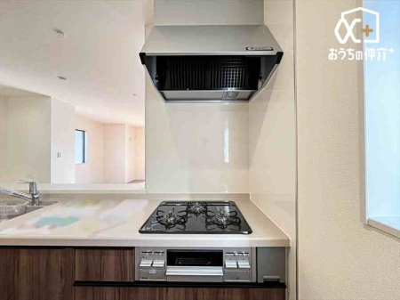 �L�b�`�� ������������O���R�����̗l�q�ł��B�u�߂�E�ύ��ޓ��̍�Ƃ������ɏo����R�����ł��B