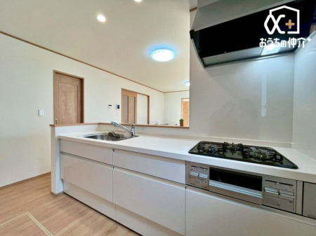 �L�b�`�� �`�E�`Kitchen�`�E�`�@�Ƒ��Ɖ�b���y���߂�L�b�`���ł��B�������΂ɂ��邩��A��b�����R�Ƃ͂��݂܂��B�܂��A���r���O�̗l�q���킩��̂ň��S���č�ƂɏW���ł��܂��ˁB