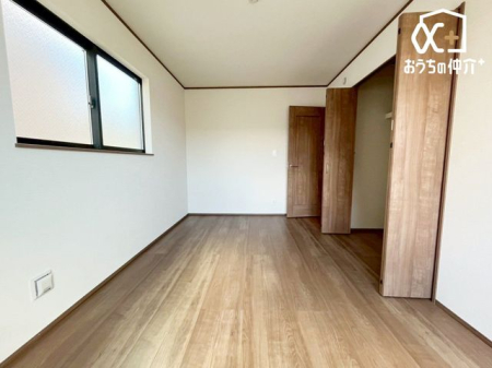 �Q�� 7.5���̃o���R�j�[�ɖʂ�����Ƃ肠��Q���́A�_�炩�Ȍ��ɕ�܂ꂽ�����̋�ԁB�x�b�h����[�Ƌ���������z�u�ł��A������Â��ɐS�n�悭�߂����܂��B