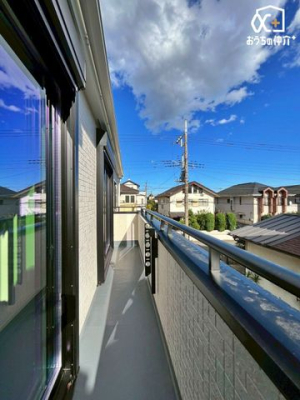 �o���R�j�[ ������̗z���Ɛ������S�n�悭�ʂ蔲����o���R�j�[�́A���󕨂��悭�������邢�X�y�[�X�B���X�̉Ǝ����y�₩�ɂ��Ă����A��炵�ɓ���މ��K�ȃo���R�j�[�ł��B