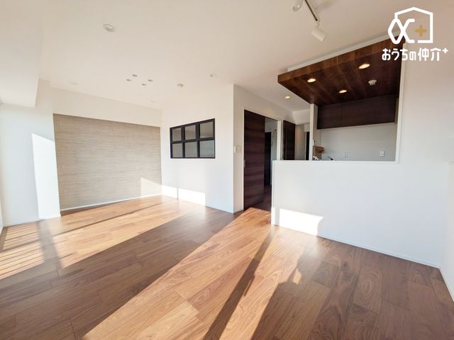 rO `Living`Ȃɂz郊rO͋CǂłˁBJ[ŎdグbNXԂłI