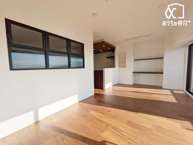 rO `Living`͋CLDKB̂т肭낮\t@AHyރ_CjOZbguĂ͂܂B