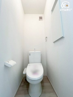 �g�C�� �Ƒ��݂�Ȃ��g���₷��2�K�̃g�C���B������������ԂŁA���q���ɂ����S���Ă��ē��ł��܂��B