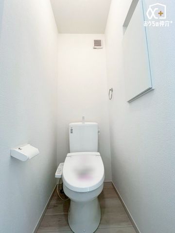 �g�C�� �Ƒ��݂�Ȃ��g���₷��2�K�̃g�C���B������������ԂŁA���q���ɂ����S���Ă��ē��ł��܂��B