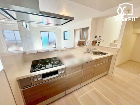 �L�b�`�� �Ƒ��Ɖ�b���y���߂�L�b�`���ł��B�������΂ɂ��邩��A��b�����R�Ƃ͂��݂܂��B�܂��A���r���O�̗l�q���킩��̂ň��S���č�ƂɏW���ł��܂��ˁB