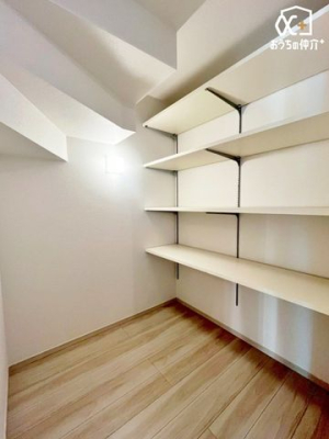 ���[ �L�b�`�����ɔz�u���ꂽ�p���g���[�́A�o�����ꂪ���₷�����p�I�B�K�i���������������[�ŁA��Ԃ𖳑ʂȂ��g���܂��B