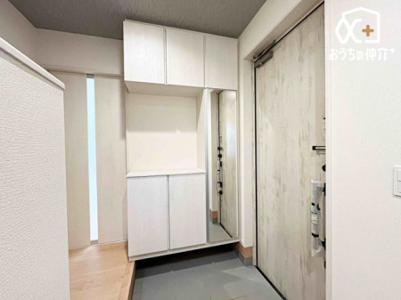 ���� �������������͋C�̌��ւ́A�Z�܂��̑���ۂ���i�ɉ��o�B�V���[�Y�{�b�N�X������A��Ԃ��L���������ۂĂ�X�}�[�g�Ȑ݌v�ł��B