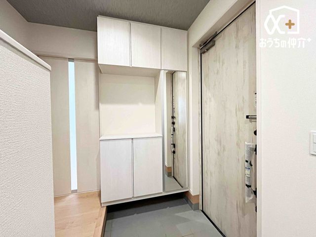 ���� �������������͋C�̌��ւ́A�Z�܂��̑���ۂ���i�ɉ��o�B�V���[�Y�{�b�N�X������A��Ԃ��L���������ۂĂ�X�}�[�g�Ȑ݌v�ł��B