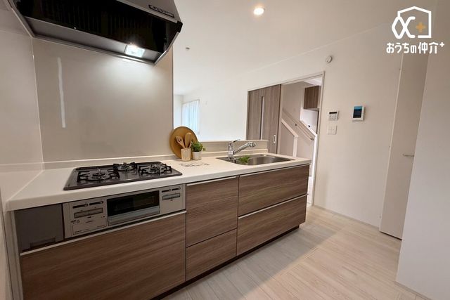 Lb` `Kitchen`JE^[Lb`@lڐ̂ԁBJE^[Lb`BƎȂqlڂ𗣂ȂB͂llƒk΂BJE^[Lb`炱\ȓłB