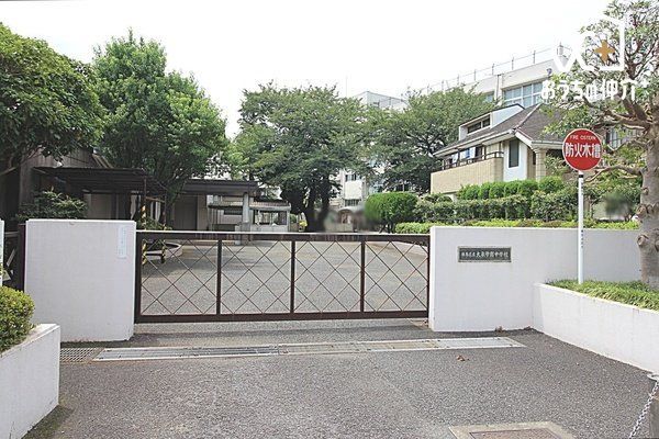 ӊ n旧wwZ k3B1Nł͐ĚwKA2Nł͕̌wKA3Nł͋~}~uȂǁǍIȊwKd𐄐iĂ܂B 230m