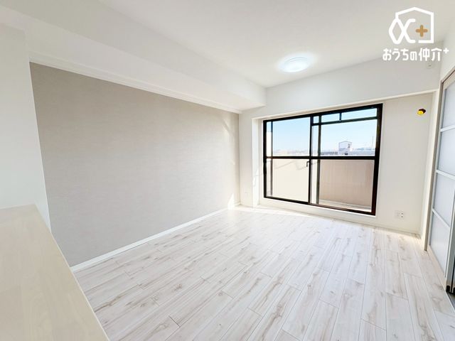 rO `Living`JIōLrOB̂т̂тƂ낰郊rÓAƑ̃R~jP[V̏ƂāA݂ȂW܂Ԃ̏ꏊɁB