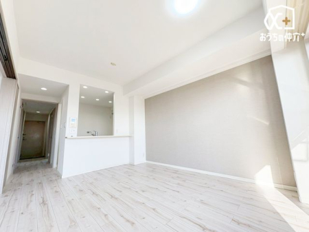 rO `Living`͋CLDKB̂т肭낮\t@AHyރ_CjOZbguĂ͂܂B