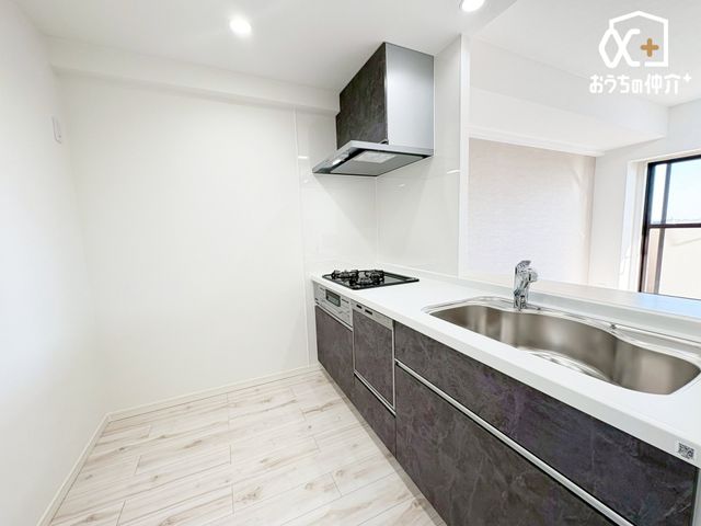 Lb` `Kitchen`JE^[Lb`@lڐ̂ԁBJE^[Lb`BƎȂqlڂ𗣂ȂB͂llƒk΂BJE^[Lb`炱\ȓłB