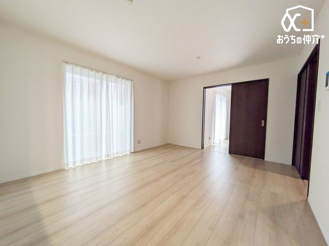 rO `Living`͋CLDKB̂т肭낮\t@AHyރ_CjOZbguĂ͂܂B